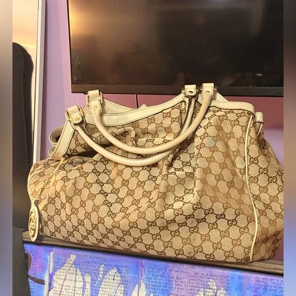 24 hour flash sale! Very Good Condition Gucci Beige Succi Monogram Tote - Picture 12 of 16